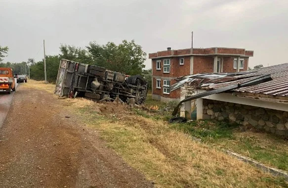 El camión en Strellc, conductor gravemente herido