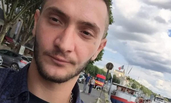 Il Krivaqa è tranquillamente protetto davanti alla Corte, dato il divieto di 48 ore