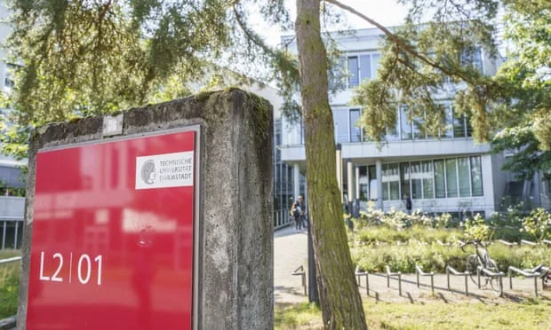 Einige Menschen werden in Deutschland blau: Polizeiteam 40 Detektive, um den Fall zu untersuchen