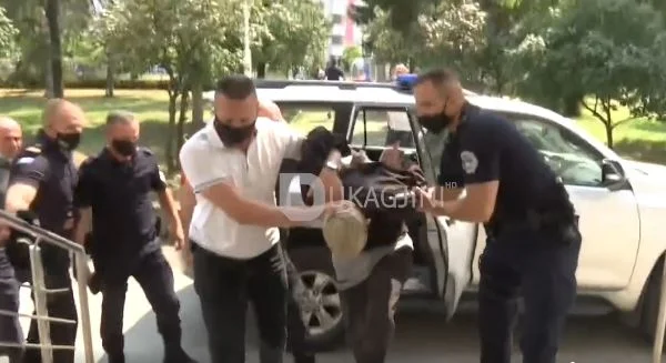 Sortie des images comme Dardan Krivaqa est envoyé au poste de police après l'arrestation