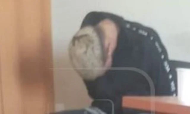 Verknüpft und gebogen in der Polizei, das Bild von Dardan Krivace erscheint