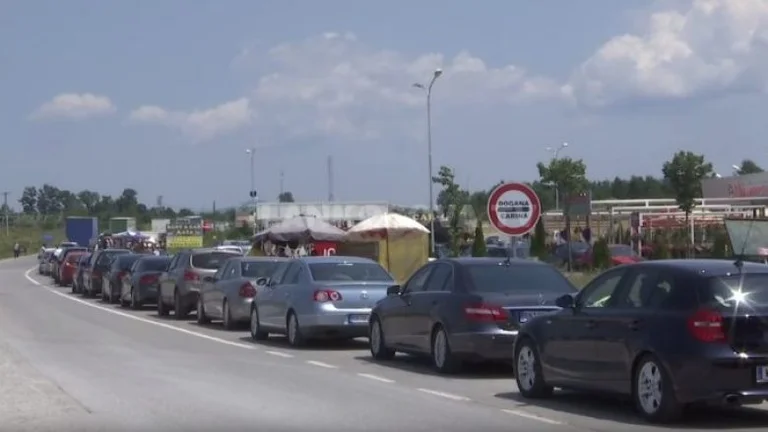 Hasta cuatro horas de espera en la salida del cruce fronterizo de Merdare