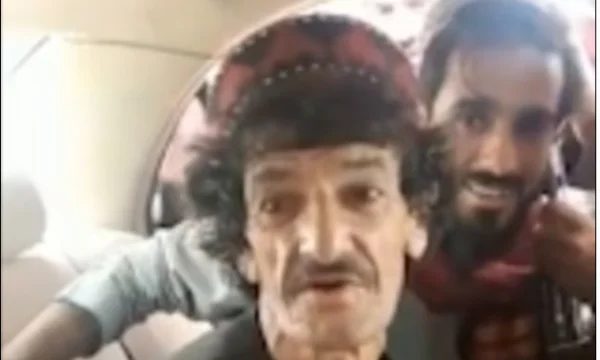 Lo stavano portando a giustiziarlo, il comico afgano non smette di ridere dei talebani.