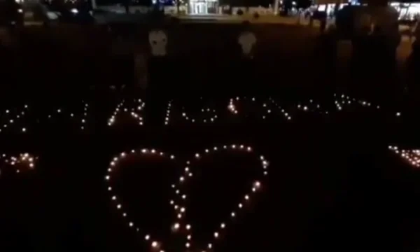 18-vjeçarja që u vra dje, përkujtohet me qirinj nga qytetarët e Ferizajt