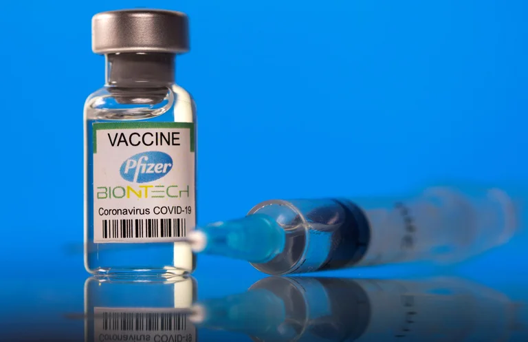Administrata e Ushqimeve dhe Ilaçeve aprovon plotësisht vaksinën Pfizer