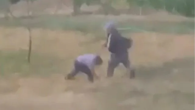 Tmerruese: Pamjet kur 60 vjeçari dhunon fqinjen 30 vjeçare në Shqipëri (Video)
