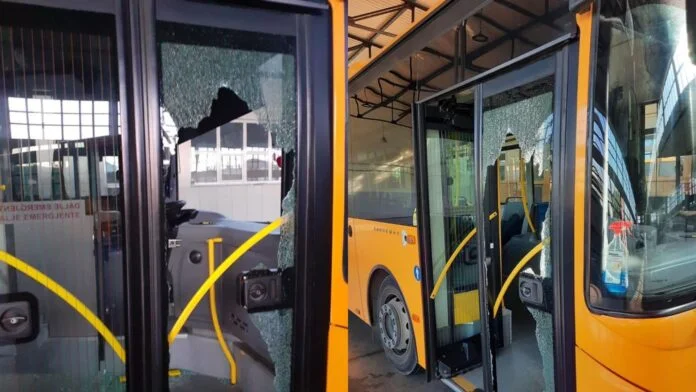 Qytetari thyen xhamin e autobusit të Trafikut Urban pasi nuk u lejua të futej pa maskë