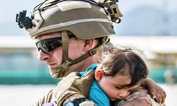 Bëhet virale fotoja e ushtarit amerikan i cili kujdeset për foshnjën afgane