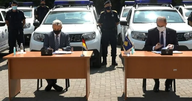 Gjermania i dhuron Policisë së Kosovës 20 vetura