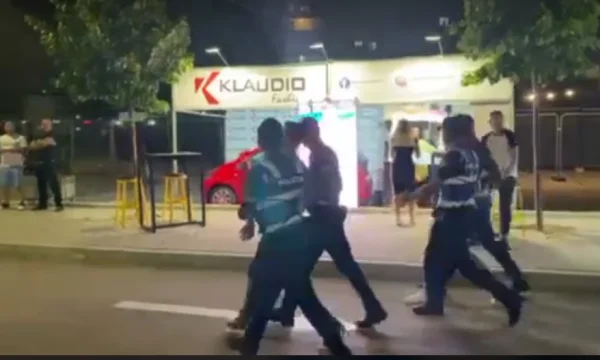 Pamje nga arrestimit i personave të dyshuar për hedhjen e gazlotsjellësit në koncertin e Bregoviqit