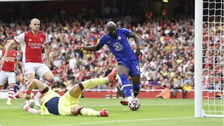 Londra vishet ‘kaltër’ – Lukaku shkëlqen në fitoren e Chelsea ndaj Arsenal