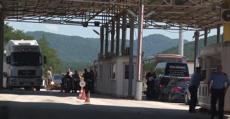 Fluks në pikën kufitare te Dheu i Bardhë, pritjet deri 45 minuta