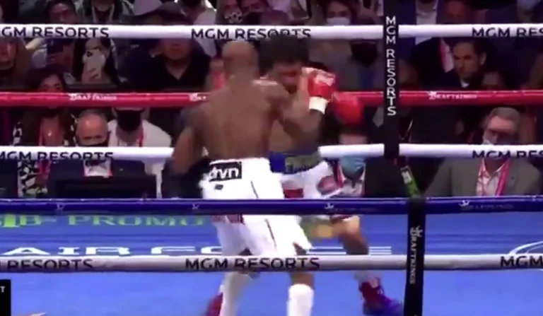 Pamje: Pacquiao pëson humbje zemërthyese në meçin e parë pas rikthimit në boks