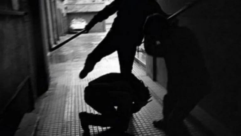Policia i arreston katër persona që sulmuan për një keqkuptim, mes tyre edhe një 16 vjeçar