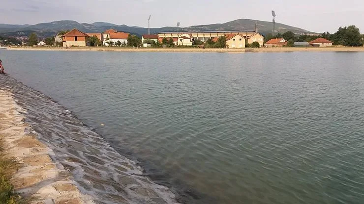 Vdes 11-vjeçari që u shpëtua pasi kishte rënë në Liqenin Akumulues në Mitrovicë