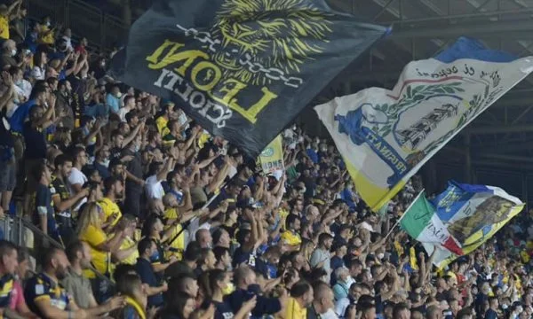 Tragjike: Tifozi humb jetën duke pritur të shohë ndeshjen në stadium