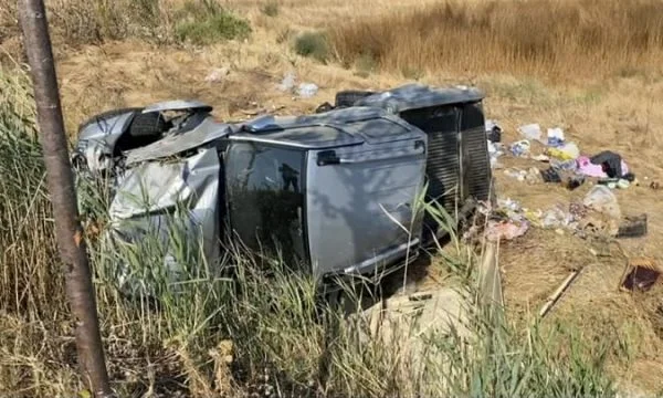 Aksident në Fier, dy automjete dalin nga rruga dhe plagosen nënë e bijë