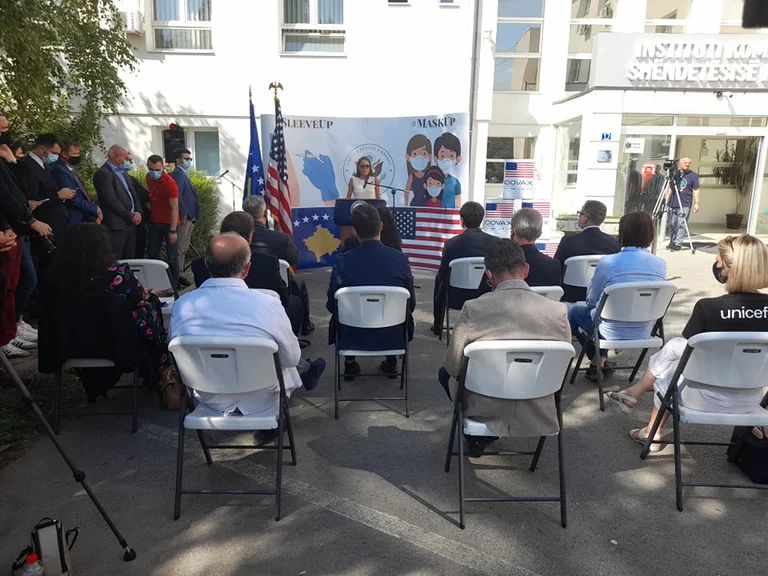 ShBA-ja ia dhuron Kosovës mbi 35 mijë vaksina, Kosnett zotohet për të tjera