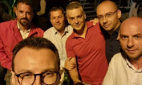 Petkoviq dhe zyrtarët e Listës Serbe u argëtuan mbrëmë në koncertin e bendit çetnik në Leposaviq