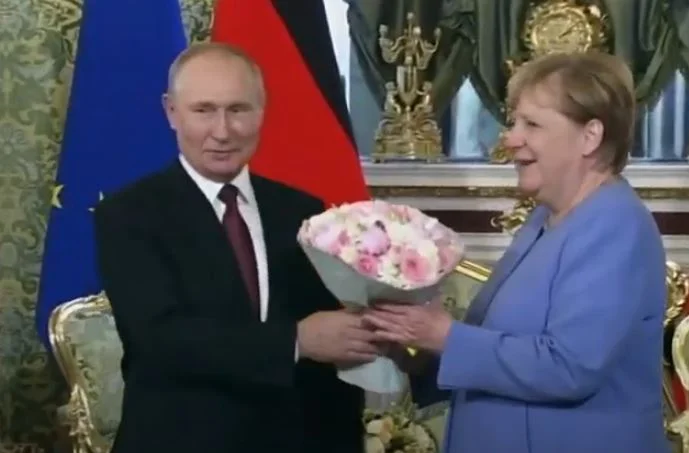 Putini e pret me lule Merkelin në Moskë (VIDEO)