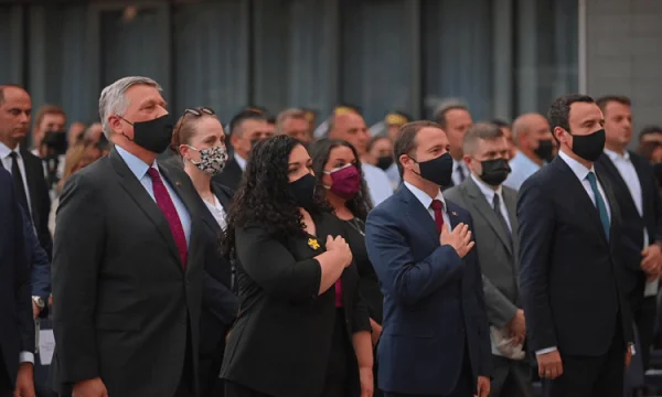 Kosnett, Osmani dhe Kurti presin dërgesën e parë të vaksinave të dërguara nga SHBA për Kosovën