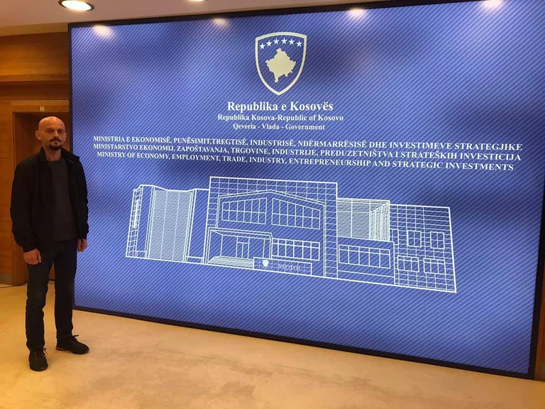 Ballkani.info: Këshilltari i ministres Rozeta Hajdari “patrullon” nëpër ministri me revole në brez