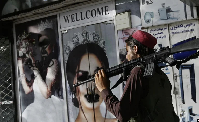 OKB: Talibanët po bëjnë kontrolle derë më derë