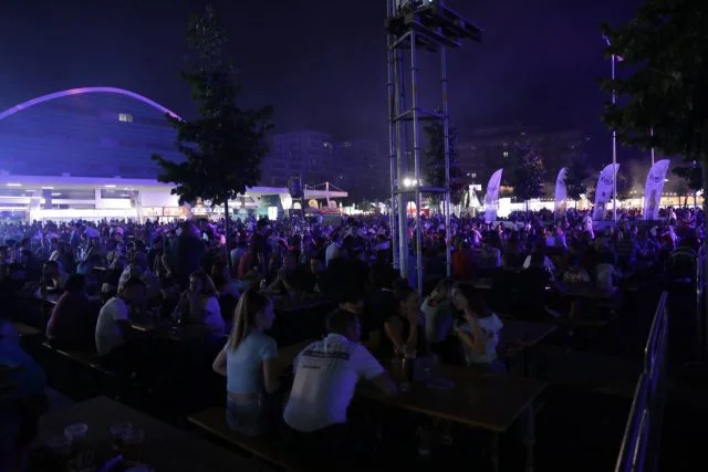 Muzikë dhe festë në Korçë, qytetarët shijojnë atmosferën
