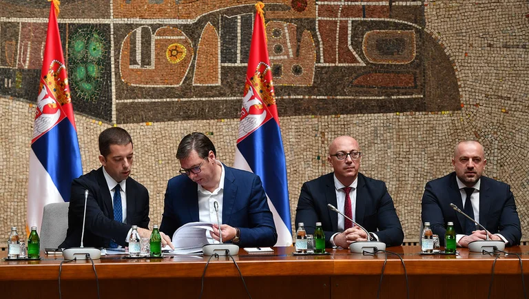 Vuçiq i del në mbrojtje Listës Serbe, pasi partitë shqiptare u bënë bashkë për të garuar në zgjedhjet lokale