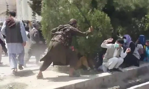 Talibanët keqtrajtojnë qytetarët dhe mbajnë rendin me kallashnikovë, pamje nga Kabuli