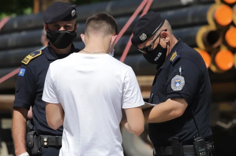 Policia dënon 509 qytetarë për mos respektim të ligjit anti-COVID-19