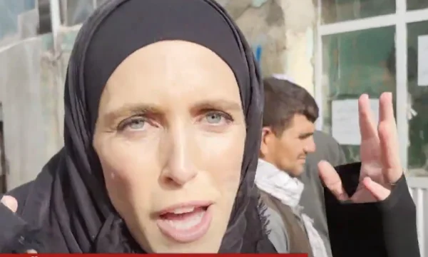 Talebanët bllokojnë hyrjen e aeroportit të Kabulit, reporterja e CNN përballet me militantët