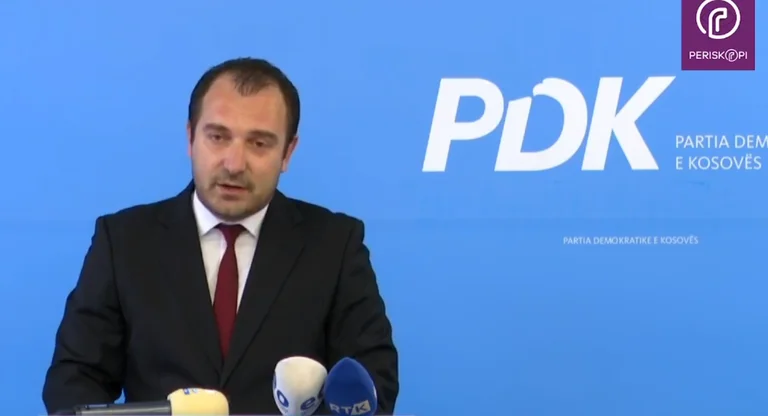 PDK: Në vend që Qeveria të bëjë përgatitjet për nisjen e mësimit, i kaluan pushimet në bregdet e salla dasmash