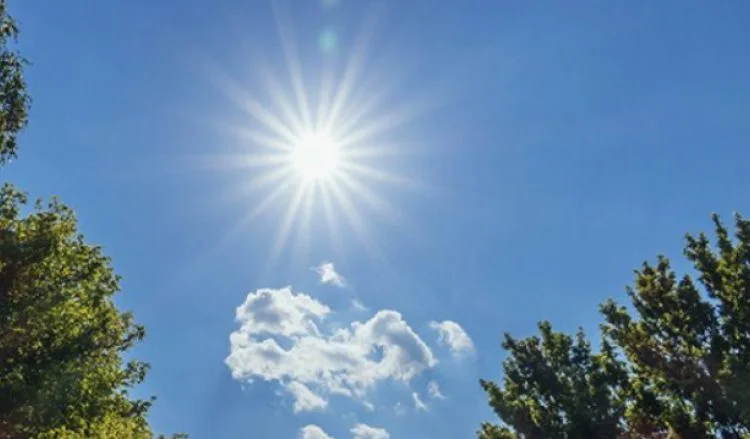 Vikendi me diell e shtrëngata shiu, javën tjetër temperaturat deri në 36 gradë
