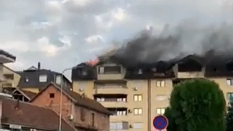 Një ndërtesë kolektive kaplohet nga zjarri në Rahovec