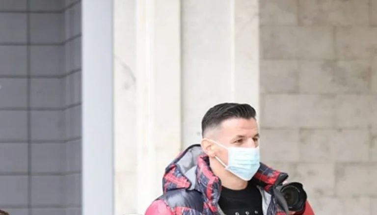 Martohet motra e vogël e Robin Krasniqit, sportisti publikon foton e çiftit