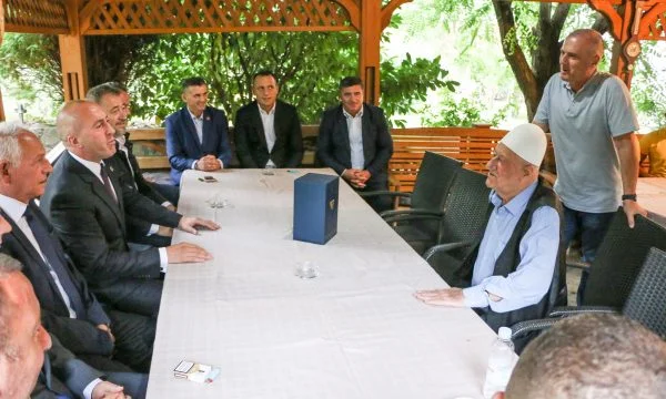 Haradinaj viziton familjen e Thaçit: Besoj në pastërtinë e luftës sonë dhe në drejtësinë ndërkombëtare