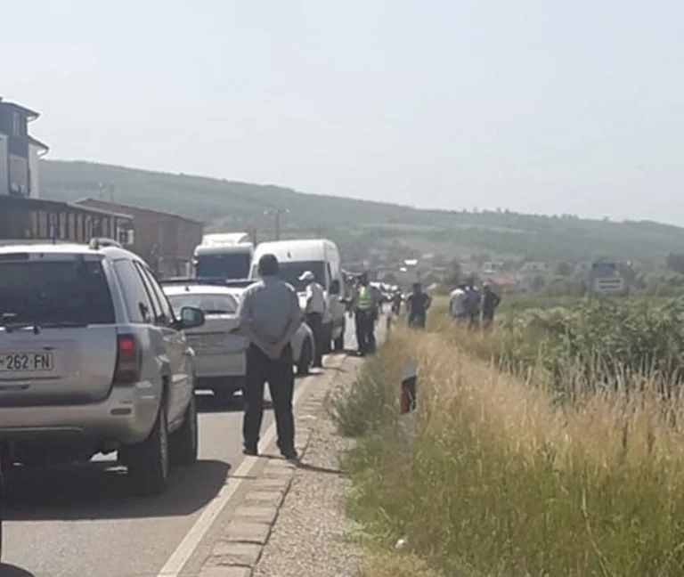 4 persona rrahen në Klinë: Njëri nga të dyshuarit vërejti se një shofer po e incizonte teksa voziste