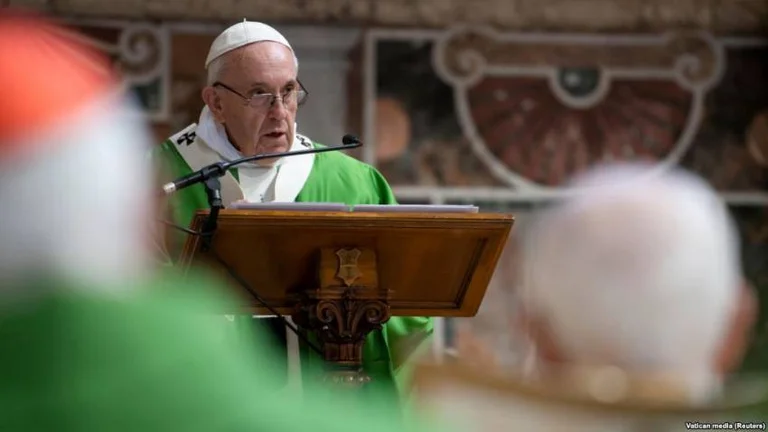 Papa Françesku e konsideron vaksinimin “gjest të dashurisë”
