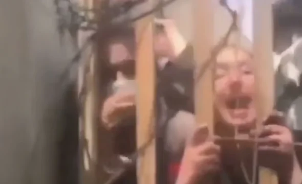 Trishtuese/ Vajzat afgane i përgjërohen ushtarëve amerikane t’i shpëtojnë (VIDEO)