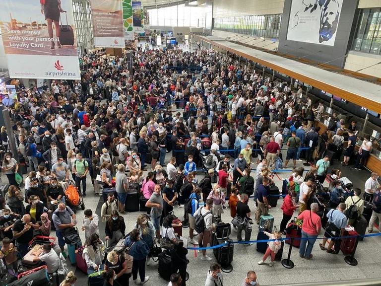 Tollovi në aeroportin e Prishtinës, numër i madh i mërgimtarëve po kthehen nga Kosova