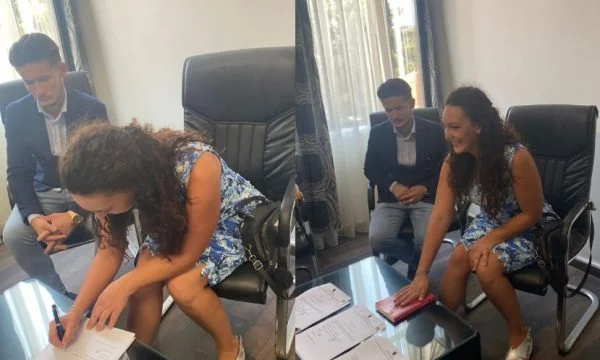 Çifti nga Kosova merr pasaportë shqiptare dhe vendosin të jetojnë në Rrogozhinë
