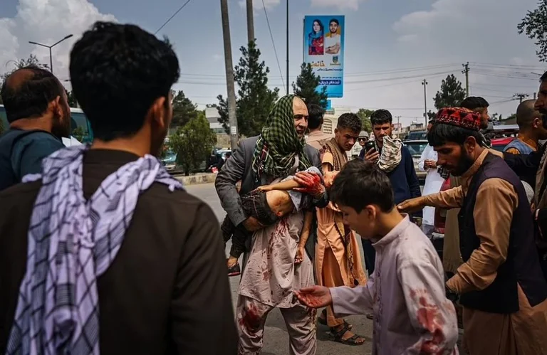 Në Kabul nisin rrahjet me kamxhik, burra e fëmijë të gjakosur