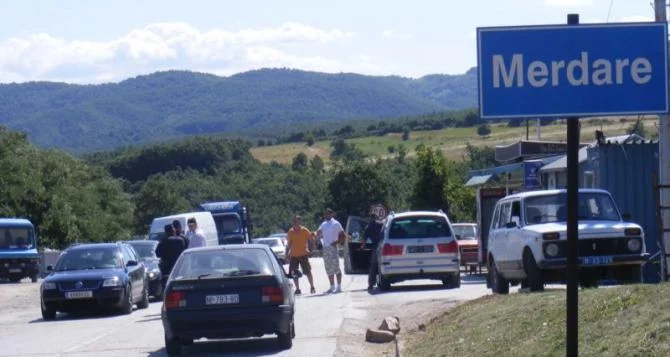 Sa po presin mërgimtarët në pikat kufitare për të dalë nga Kosova