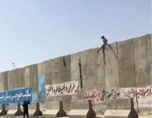 Momenti kur luftëtari taleban qëllon me armë një burrë që përpiqet të hyjë në aeroportin e Kabulit