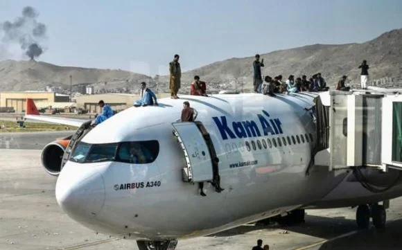Rihapet aeroporti i Kabulit, një ditë pas skenave kaotike