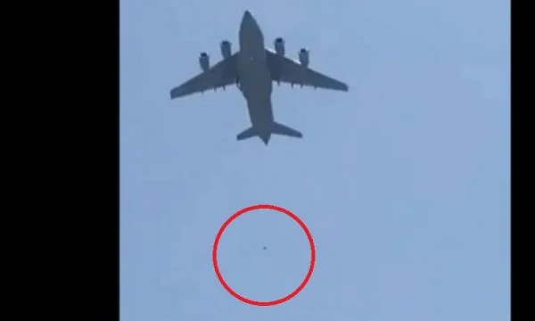 E tmerrshme ajo që po ndodhë në Kabul: Njerëzit i ngjitën aeroplanëve që po fluturojnë, së paku dy të vdekur
