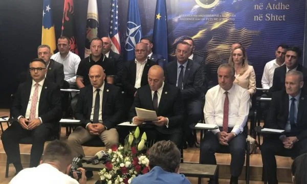 Haradinaj e nisë i pari, prezanton 21 kandidatë për kryetarë