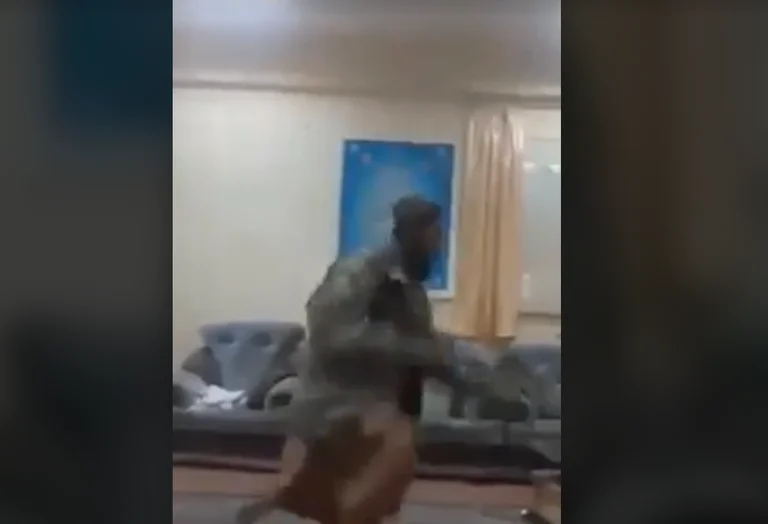 Talebani duke festuar në zyrën e Guvernatorit në Kandahar