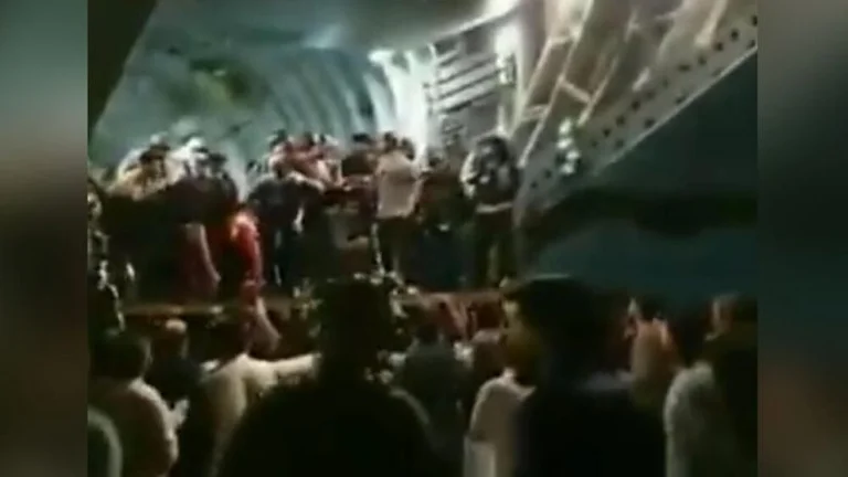 Eskalon situata në aeroportin e Kabulit, afganët po tentojnë me çdo kusht të futen në aeroplanët transportues
